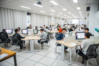 計算機(jī)應(yīng)用技術(shù)專業(yè) 引領(lǐng)未來技術(shù)開發(fā)的核心力量